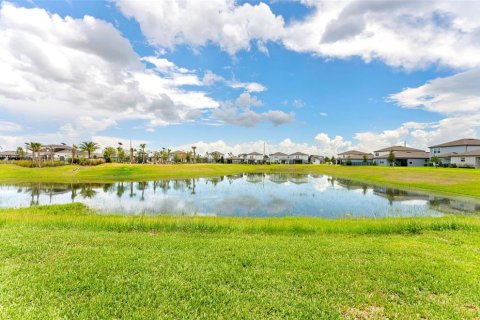 House in Wildwood, Florida 4 bedrooms, 146.79 sq.m. № 2200659 - photo 18