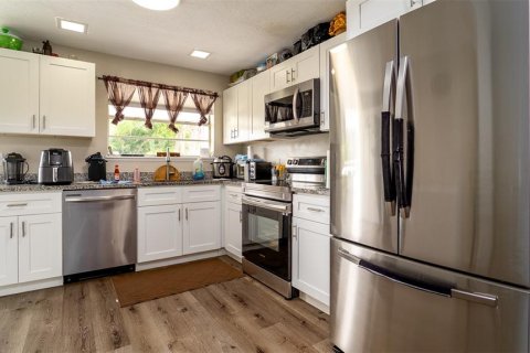 House in Englewood, Florida 4 bedrooms, 167.5 sq.m. № 1733381 - photo 13