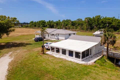 House in Englewood, Florida 4 bedrooms, 167.5 sq.m. № 1733381 - photo 1