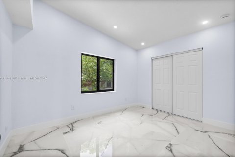 House in North Miami, Florida 4 bedrooms, 131.92 sq.m. № 1836016 - photo 21