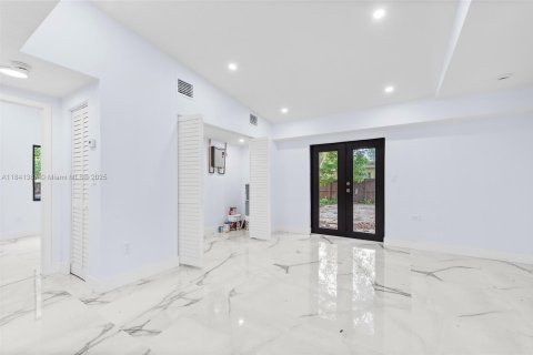 House in North Miami, Florida 4 bedrooms, 131.92 sq.m. № 1836016 - photo 15