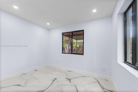 House in North Miami, Florida 4 bedrooms, 131.92 sq.m. № 1836016 - photo 5
