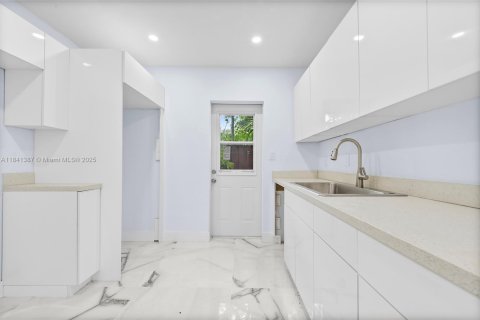 House in North Miami, Florida 4 bedrooms, 131.92 sq.m. № 1836016 - photo 4