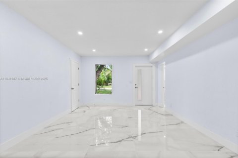 House in North Miami, Florida 4 bedrooms, 131.92 sq.m. № 1836016 - photo 13