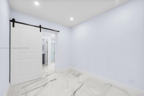 House in North Miami, Florida 4 bedrooms, 131.92 sq.m. № 1836016 - photo 24