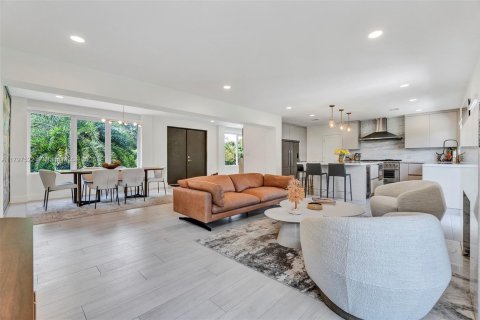 House in Biscayne Park, Florida 4 bedrooms, 225.29 sq.m. № 1684195 - photo 11
