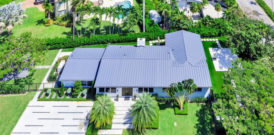 House in Biscayne Park, Florida 4 bedrooms, 225.29 sq.m. № 1684195