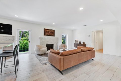 House in Biscayne Park, Florida 4 bedrooms, 225.29 sq.m. № 1684195 - photo 12