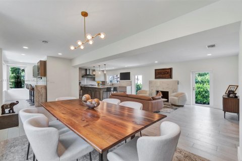 House in Biscayne Park, Florida 4 bedrooms, 225.29 sq.m. № 1684195 - photo 10