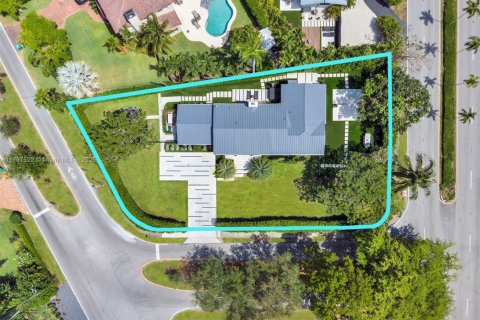 House in Biscayne Park, Florida 4 bedrooms, 225.29 sq.m. № 1684195 - photo 5