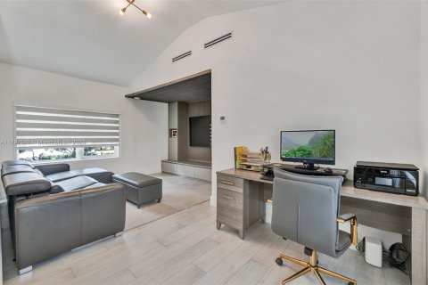 House in Biscayne Park, Florida 4 bedrooms, 225.29 sq.m. № 1684195 - photo 22