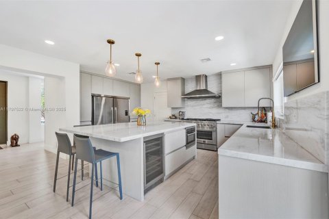 House in Biscayne Park, Florida 4 bedrooms, 225.29 sq.m. № 1684195 - photo 6