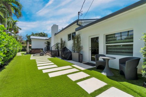 House in Biscayne Park, Florida 4 bedrooms, 225.29 sq.m. № 1684195 - photo 29