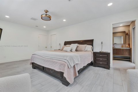 House in Biscayne Park, Florida 4 bedrooms, 225.29 sq.m. № 1684195 - photo 18