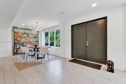 House in Biscayne Park, Florida 4 bedrooms, 225.29 sq.m. № 1684195 - photo 15