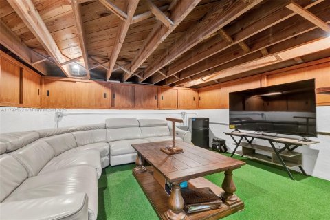 House in Biscayne Park, Florida 4 bedrooms, 225.29 sq.m. № 1684195 - photo 26