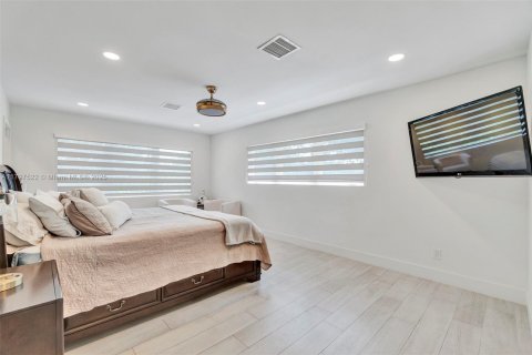 House in Biscayne Park, Florida 4 bedrooms, 225.29 sq.m. № 1684195 - photo 19