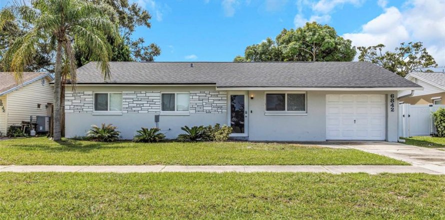 Casa en Pinellas Park, Florida 4 dormitorios, 115.38 m2 № 1902721