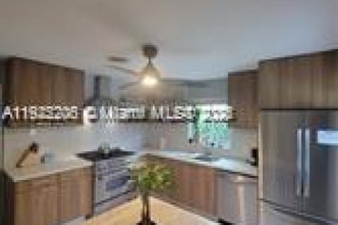 Casa en venta en North Miami, Florida, 4 dormitorios, 186.27 m2 № 1976127 - foto 2