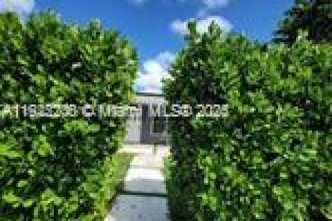 Casa en venta en North Miami, Florida, 4 dormitorios, 186.27 m2 № 1976127 - foto 9