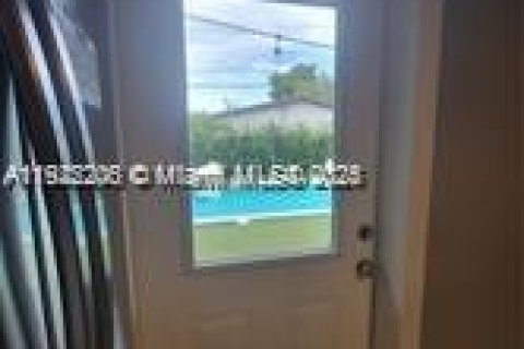 Casa en venta en North Miami, Florida, 4 dormitorios, 186.27 m2 № 1976127 - foto 5