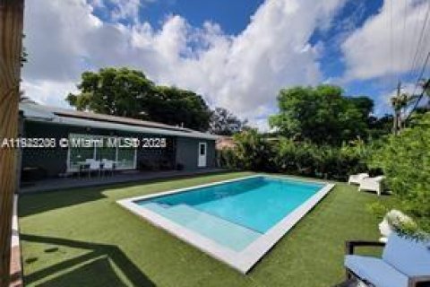 Casa en venta en North Miami, Florida, 4 dormitorios, 186.27 m2 № 1976127 - foto 1
