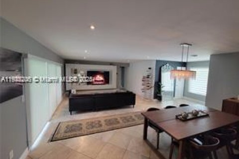 Casa en venta en North Miami, Florida, 4 dormitorios, 186.27 m2 № 1976127 - foto 26