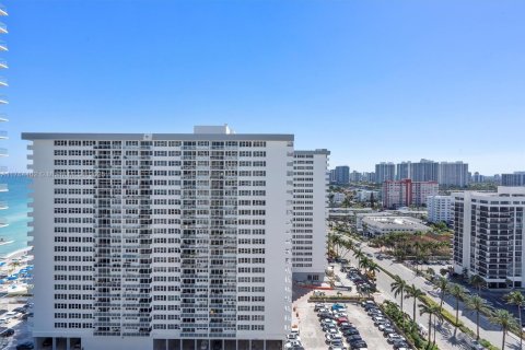 Condo in Hallandale Beach, Florida, 2 bedrooms  № 1940914 - photo 26