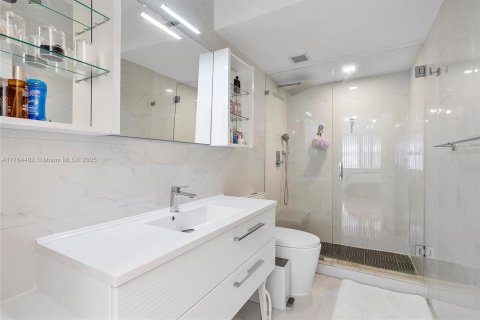 Condo in Hallandale Beach, Florida, 2 bedrooms  № 1940914 - photo 17