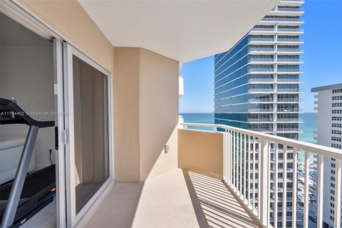 Condo in Hallandale Beach, Florida, 2 bedrooms  № 1940914 - photo 22