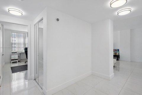 Condo in Hallandale Beach, Florida, 2 bedrooms  № 1940914 - photo 12