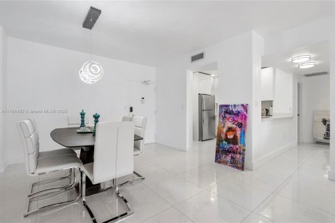 Condo in Hallandale Beach, Florida, 2 bedrooms  № 1940914 - photo 2