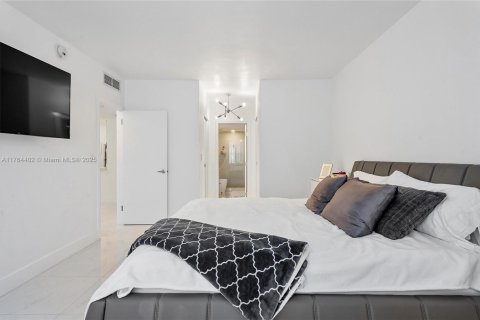 Condo in Hallandale Beach, Florida, 2 bedrooms  № 1940914 - photo 15