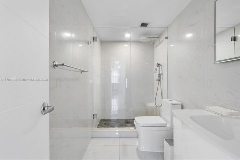 Condo in Hallandale Beach, Florida, 2 bedrooms  № 1940914 - photo 21
