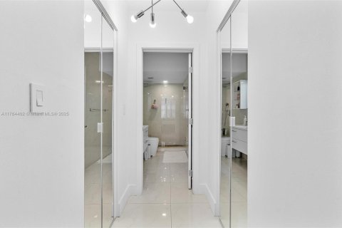 Condo in Hallandale Beach, Florida, 2 bedrooms  № 1940914 - photo 16