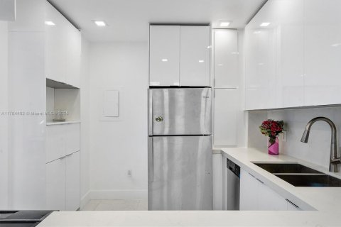 Condo in Hallandale Beach, Florida, 2 bedrooms  № 1940914 - photo 10