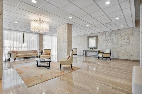 Condo in Hallandale Beach, Florida, 2 bedrooms  № 1940914 - photo 27