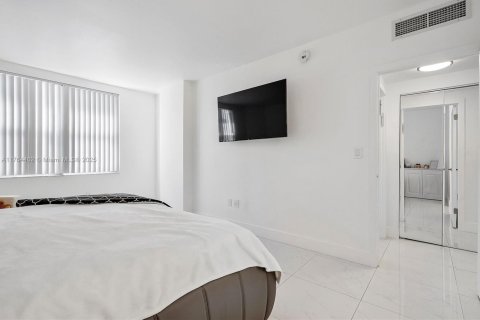 Condo in Hallandale Beach, Florida, 2 bedrooms  № 1940914 - photo 19