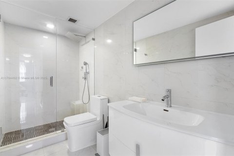 Condo in Hallandale Beach, Florida, 2 bedrooms  № 1940914 - photo 20