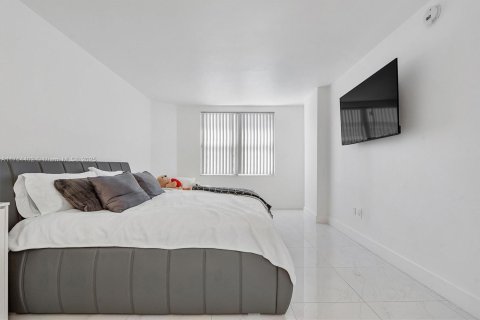 Condo in Hallandale Beach, Florida, 2 bedrooms  № 1940914 - photo 5