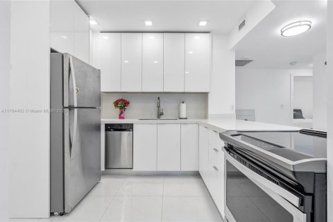 Condo in Hallandale Beach, Florida, 2 bedrooms  № 1940914 - photo 3