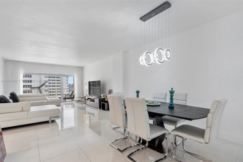 Condo in Hallandale Beach, Florida, 2 bedrooms  № 1940914 - photo 29