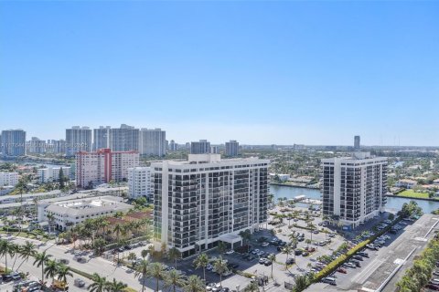 Condo in Hallandale Beach, Florida, 2 bedrooms  № 1940914 - photo 25