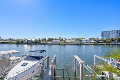 Condo in Hallandale Beach, Florida, 2 bedrooms  № 1940914 - photo 9