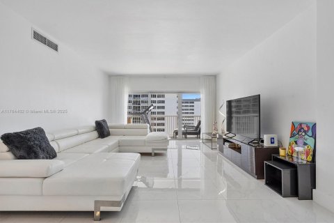 Condo in Hallandale Beach, Florida, 2 bedrooms  № 1940914 - photo 1