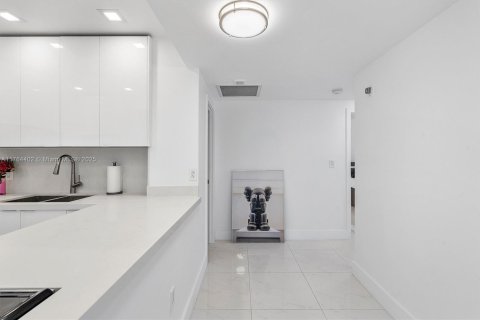 Condo in Hallandale Beach, Florida, 2 bedrooms  № 1940914 - photo 11