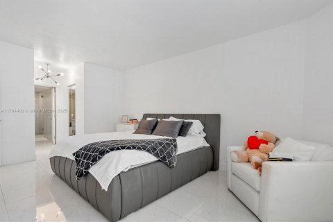 Condo in Hallandale Beach, Florida, 2 bedrooms  № 1940914 - photo 14