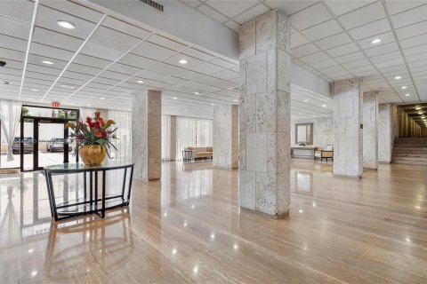 Condo in Hallandale Beach, Florida, 2 bedrooms  № 1940914 - photo 7