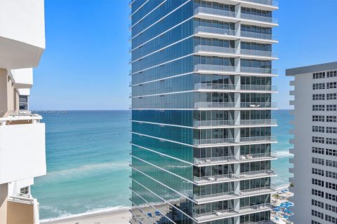 Condo in Hallandale Beach, Florida, 2 bedrooms  № 1940914 - photo 6