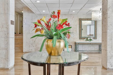 Condo in Hallandale Beach, Florida, 2 bedrooms  № 1940914 - photo 28